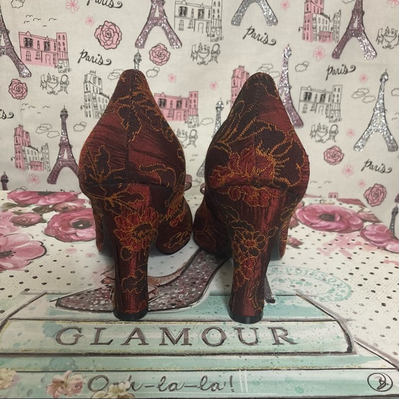 BCBGirls Vintage RARE Women’s Satin Brocade Floral Closed Toe Pumps Size 7 - Picture 8 of 14